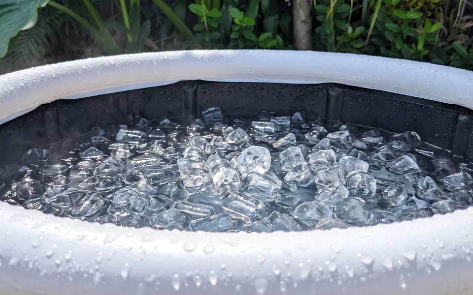 Hielo flotando en la tina de inmersión en frío