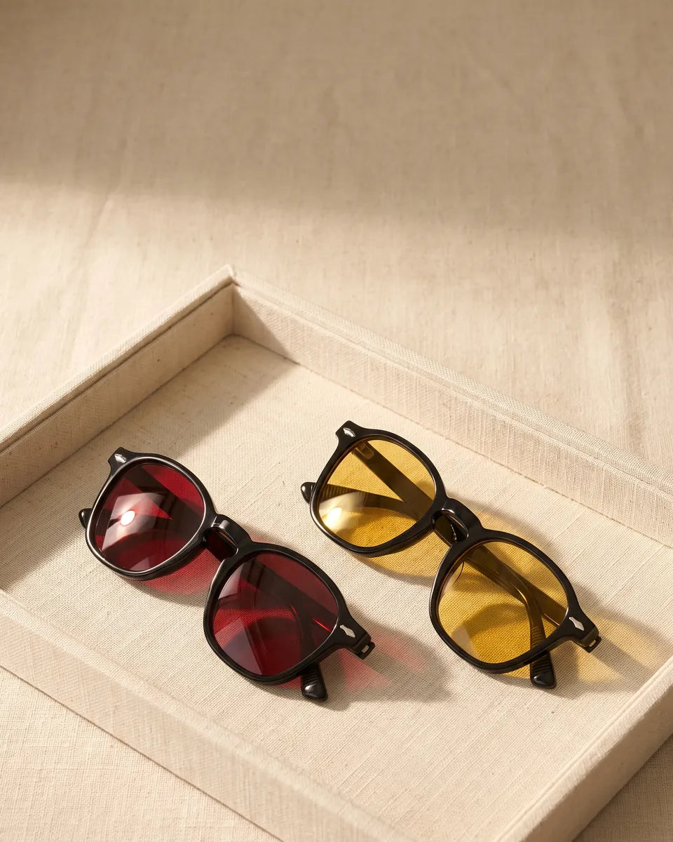 Óculos de noite com armação preta e lentes vermelhas e amarelas