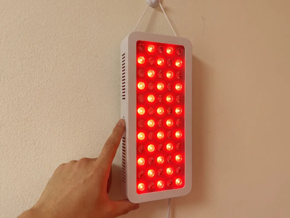 Presionando el botón de encendido en el panel